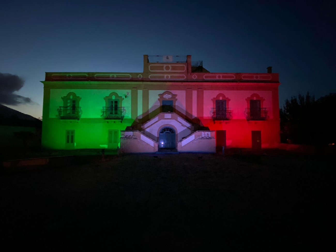 Il tricolore accende Villa Magnisi