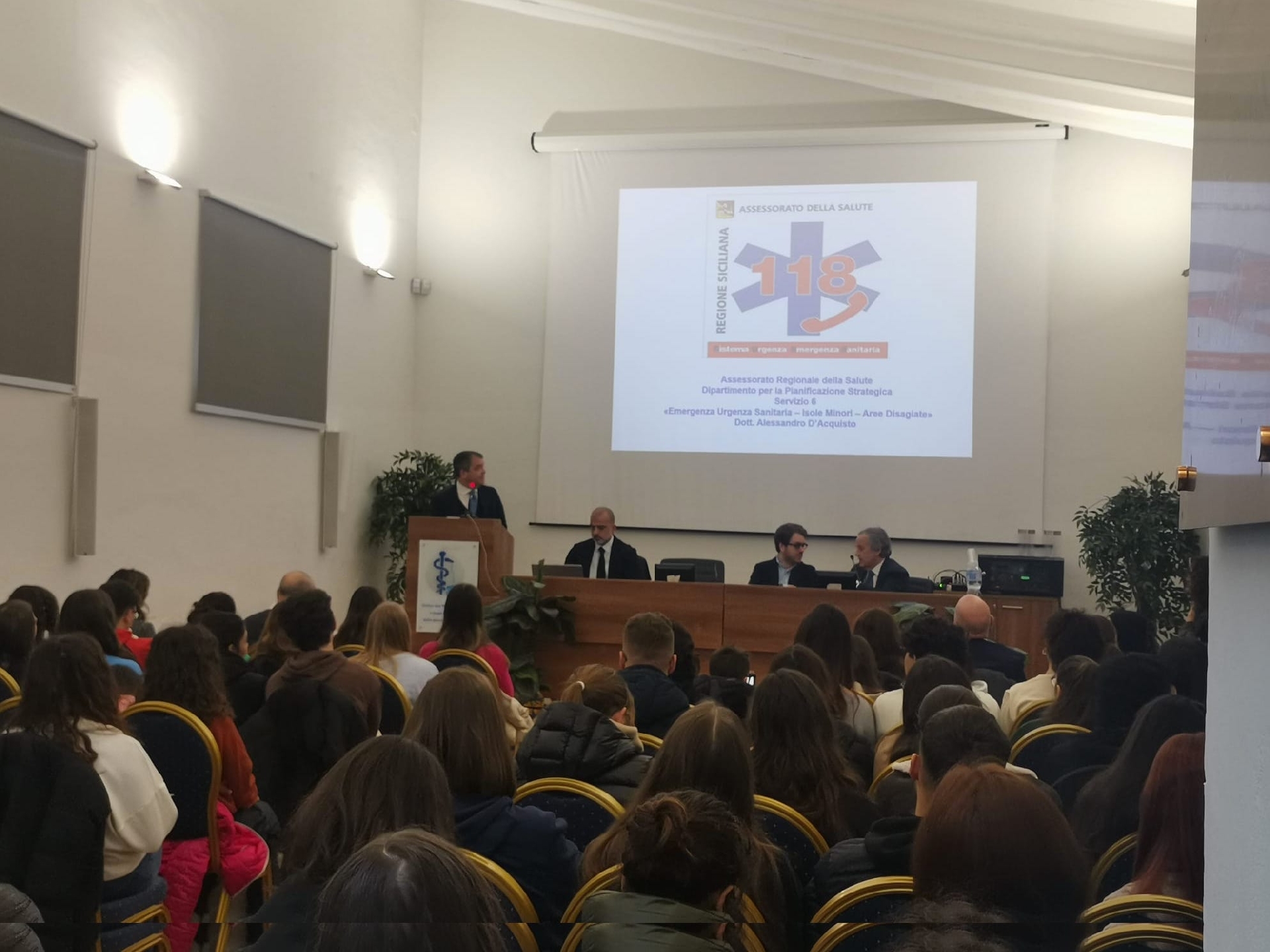 GLI ASPIRANTI MEDICI DEI LICEI CON CURVATURA BIOMEDICA A LEZIONE A VILLA MAGNISI 