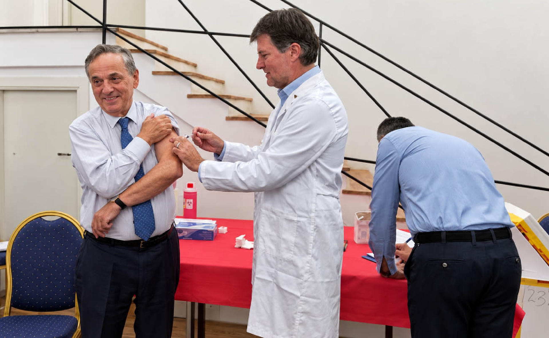 Vaccinazioni 2026-2027, istituzioni e medici danno l'esempio a Villa Magnisi il